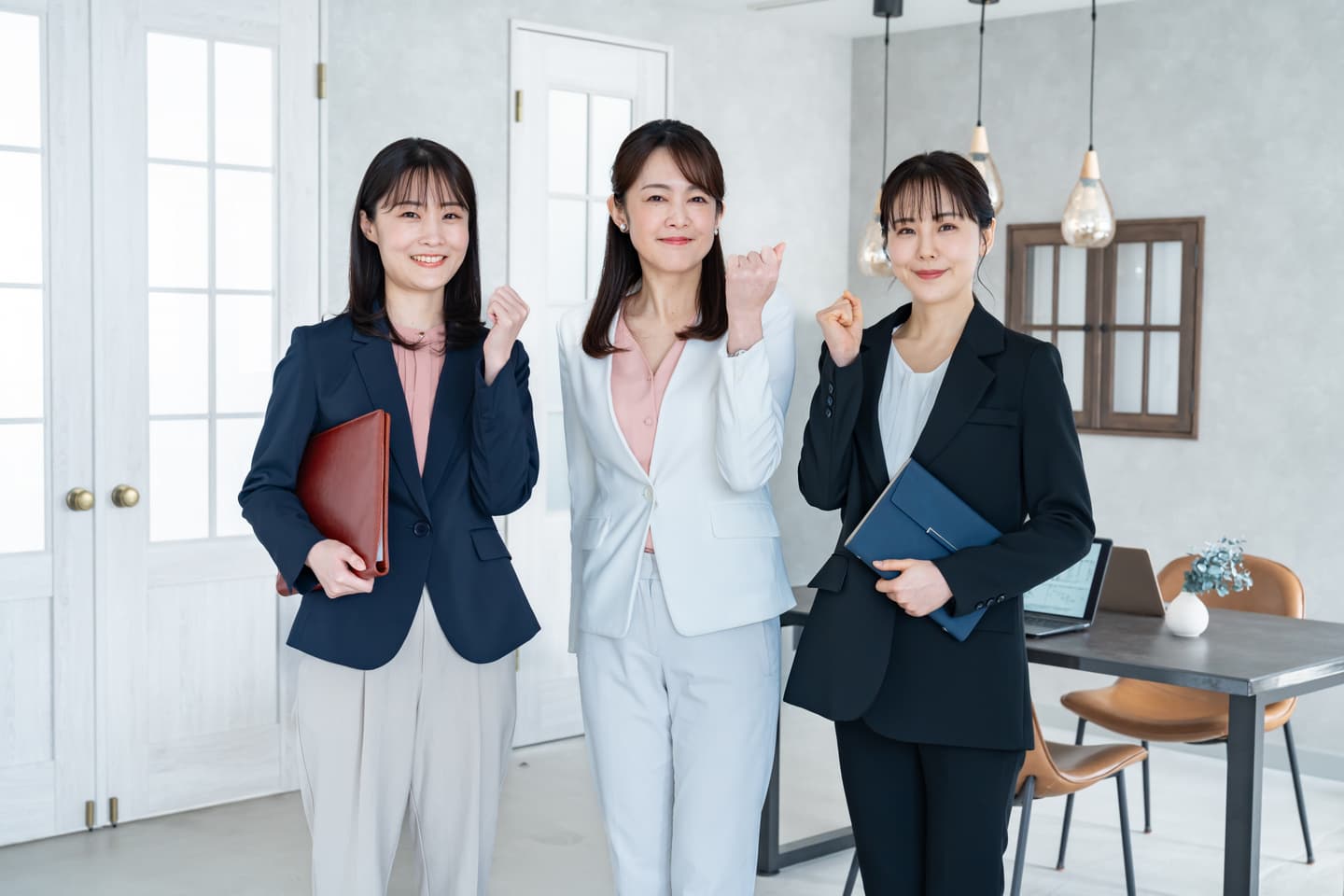 ガッツポーズをする女性従業員