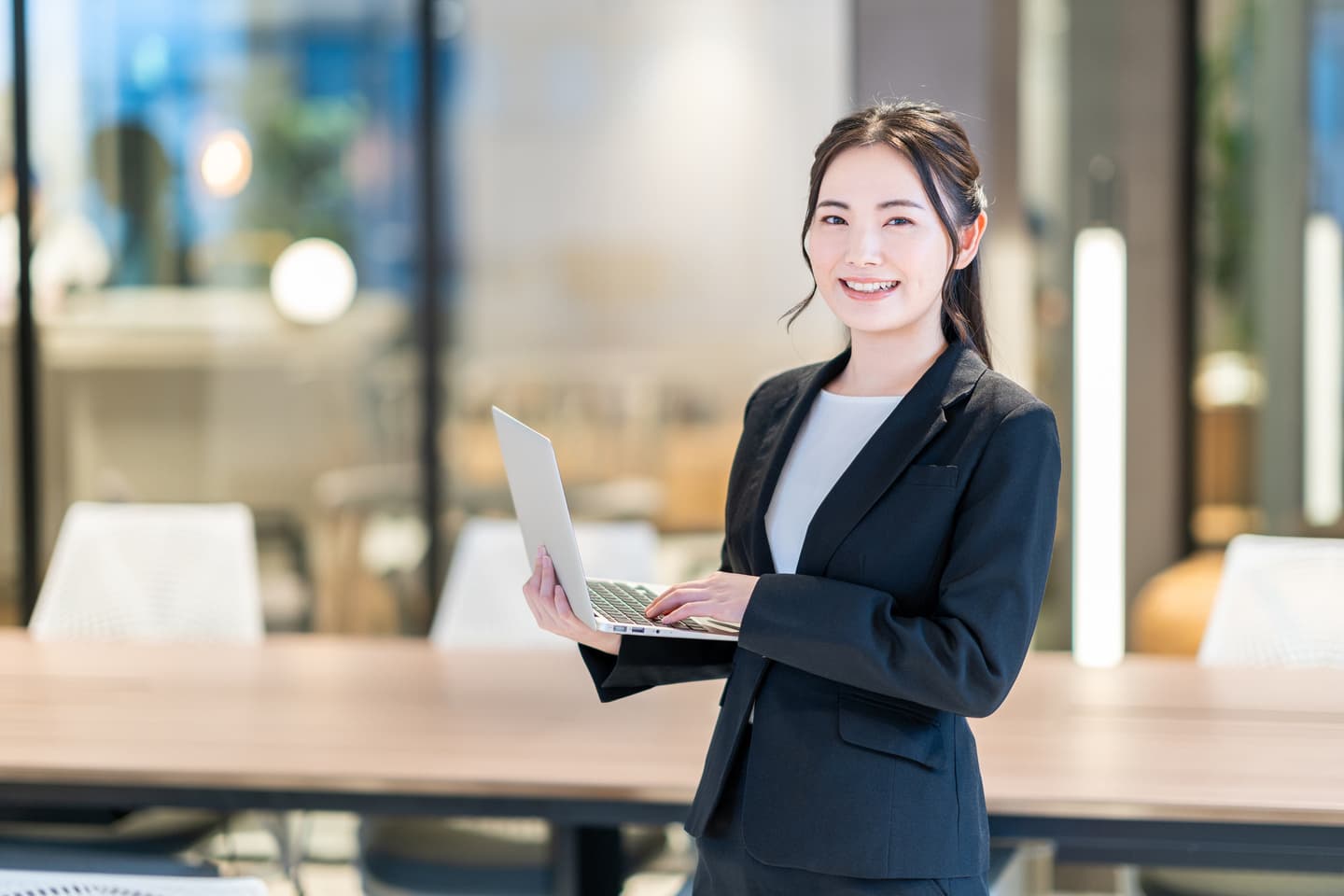 自立してITを使いこなす女性従業員