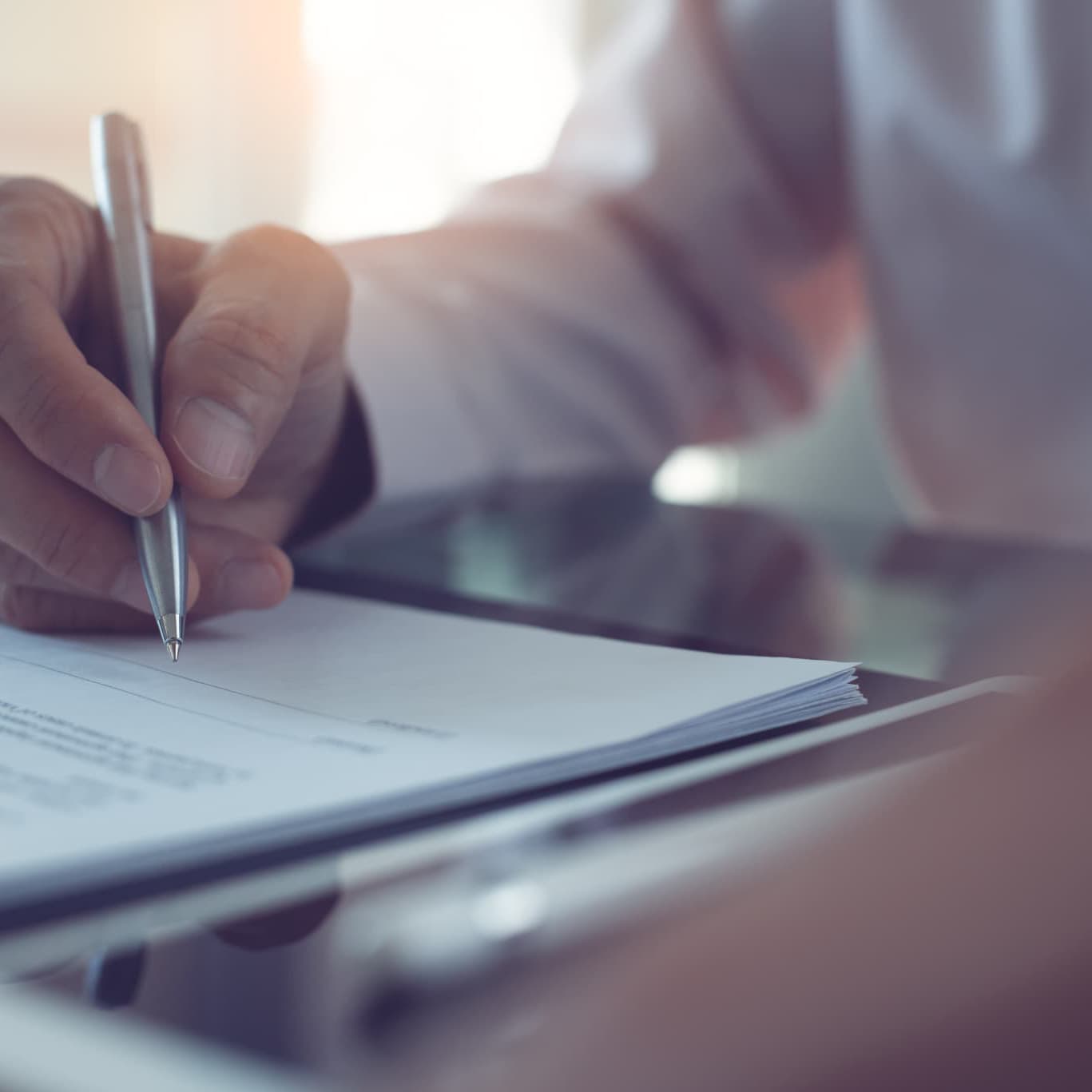 申し込みを記入する中小企業の経営者